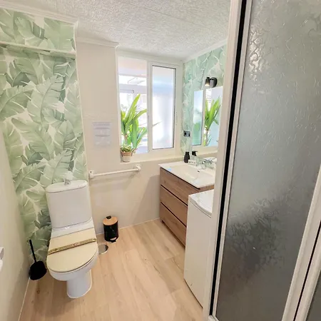 Modern & Bright With Balcony