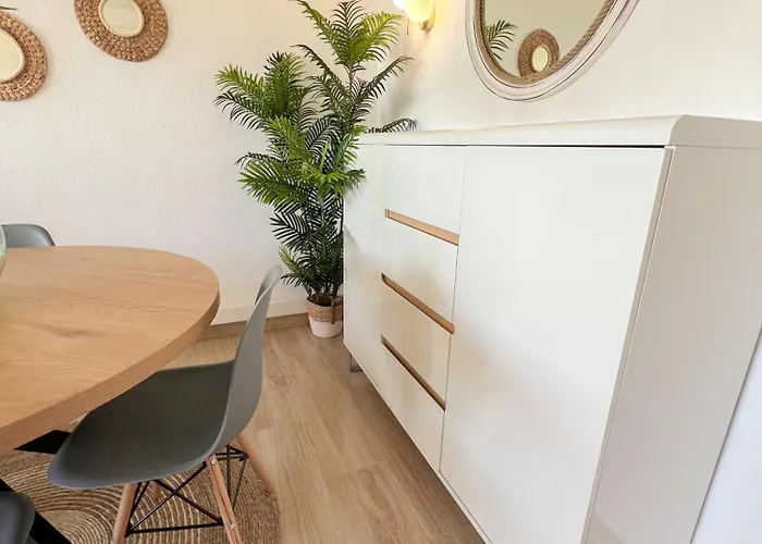 Modern & Bright With Balcony *