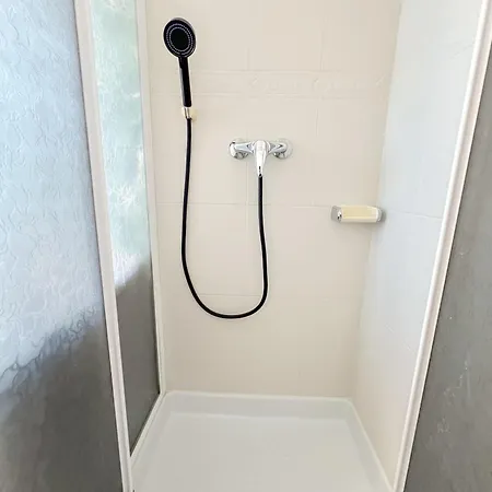 Modern & Bright With Balcony 아파트 *