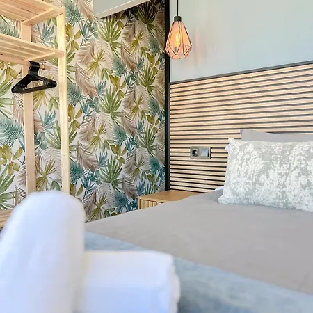 Modern & Bright With Balcony アパート