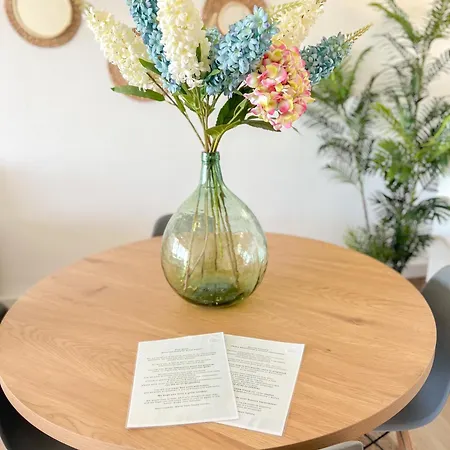 Modern & Bright With Balcony