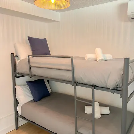 아파트 Modern & Bright With Balcony