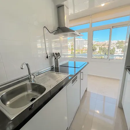 Modern & Bright With Balcony 토레몰리노스