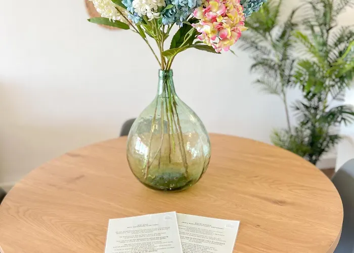 Modern & Bright With Balcony