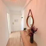 Modern & Bright With Balcony