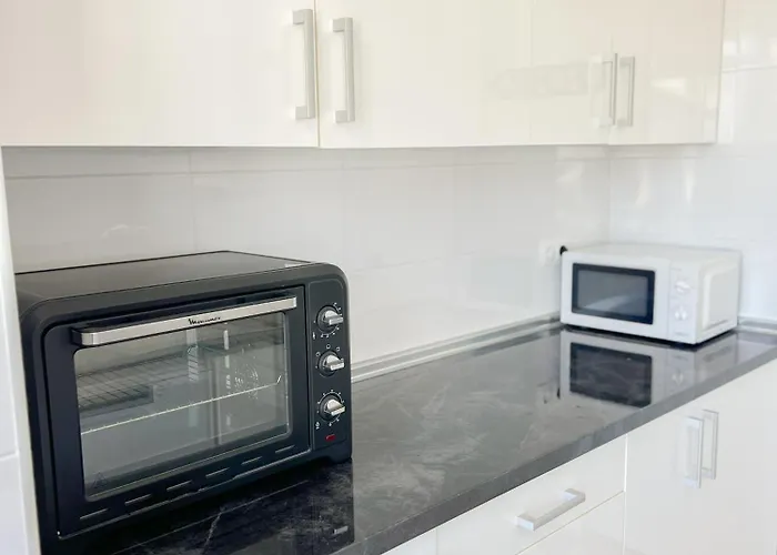 Modern & Bright With Balcony