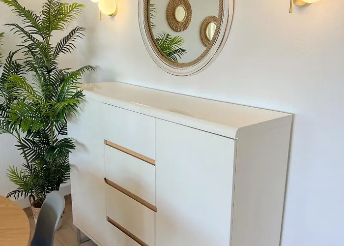 Modern & Bright With Balcony Апартаменты