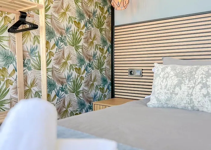 Modern & Bright With Balcony דירה