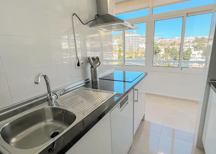 Modern & Bright With Balcony Торремолинос